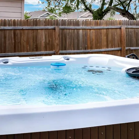 Villa Hot Tub Getaway Nr Missions Park Bbq Yard Games
